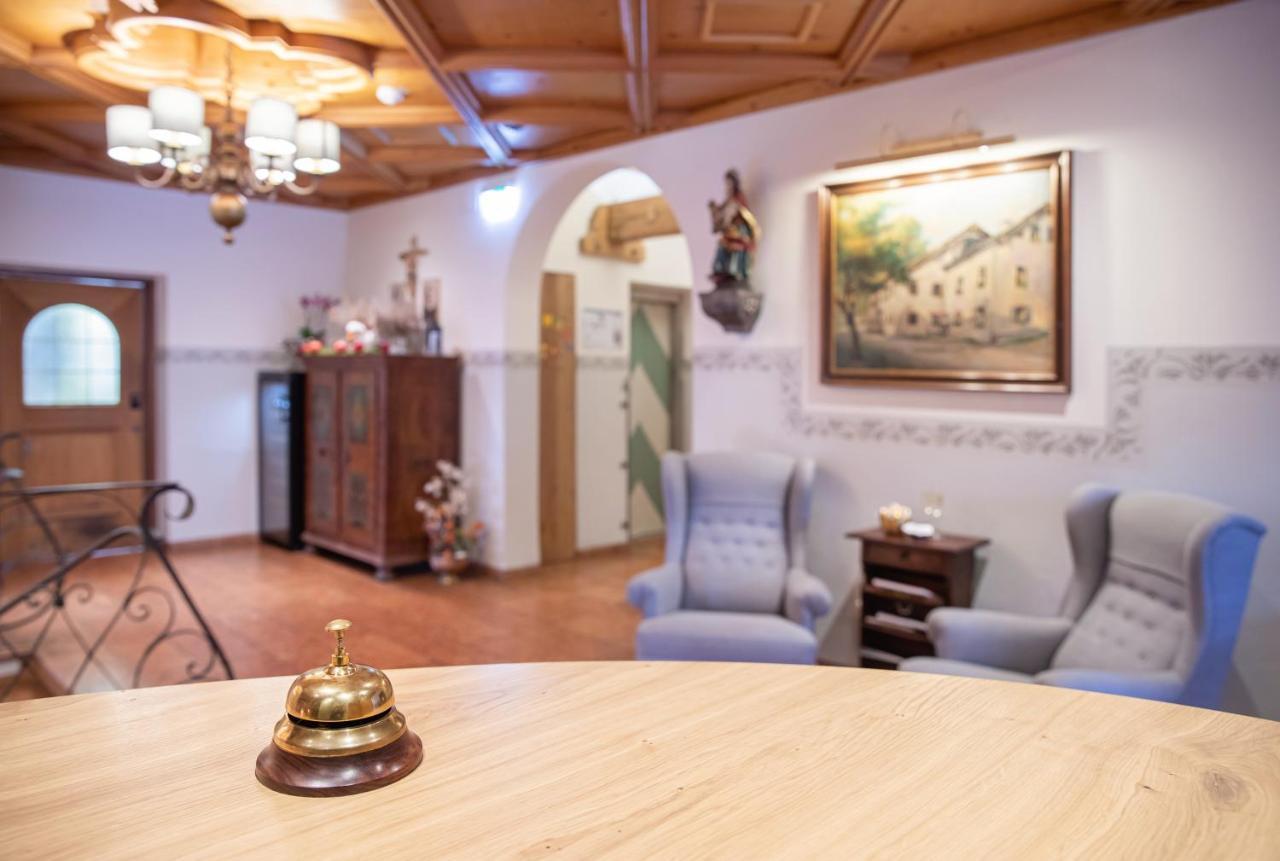 Hotel Gasthof Zum Kirchenwirt プフ・バイ・ハライン エクステリア 写真