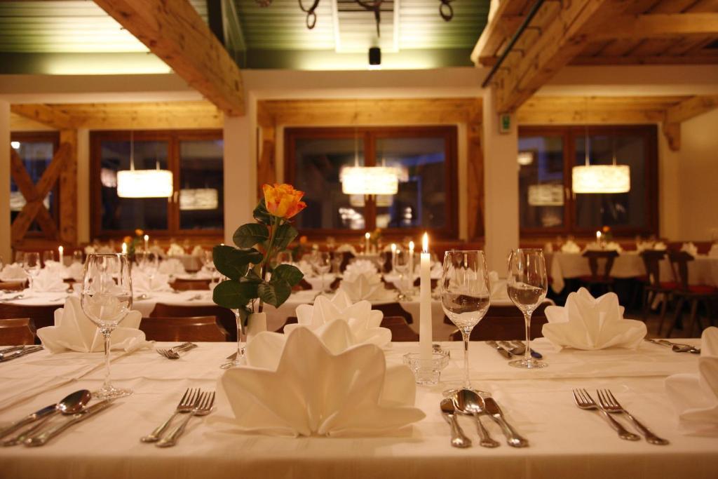 Hotel Gasthof Zum Kirchenwirt プフ・バイ・ハライン エクステリア 写真
