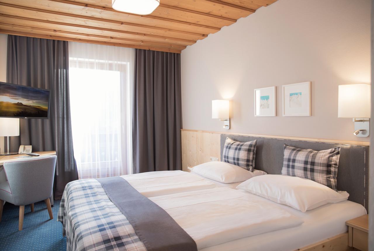 Hotel Gasthof Zum Kirchenwirt プフ・バイ・ハライン エクステリア 写真