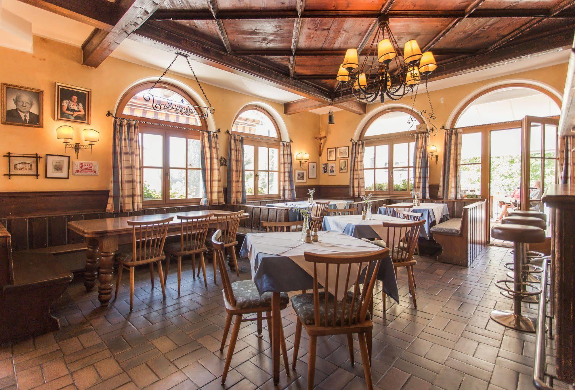 Hotel Gasthof Zum Kirchenwirt プフ・バイ・ハライン エクステリア 写真