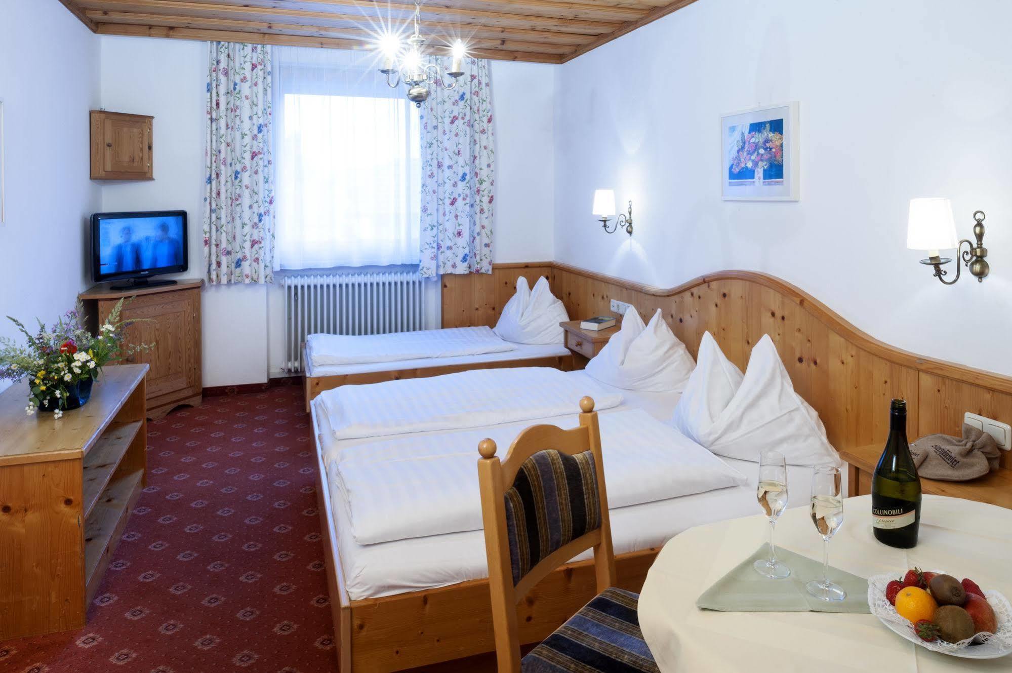 Hotel Gasthof Zum Kirchenwirt プフ・バイ・ハライン エクステリア 写真