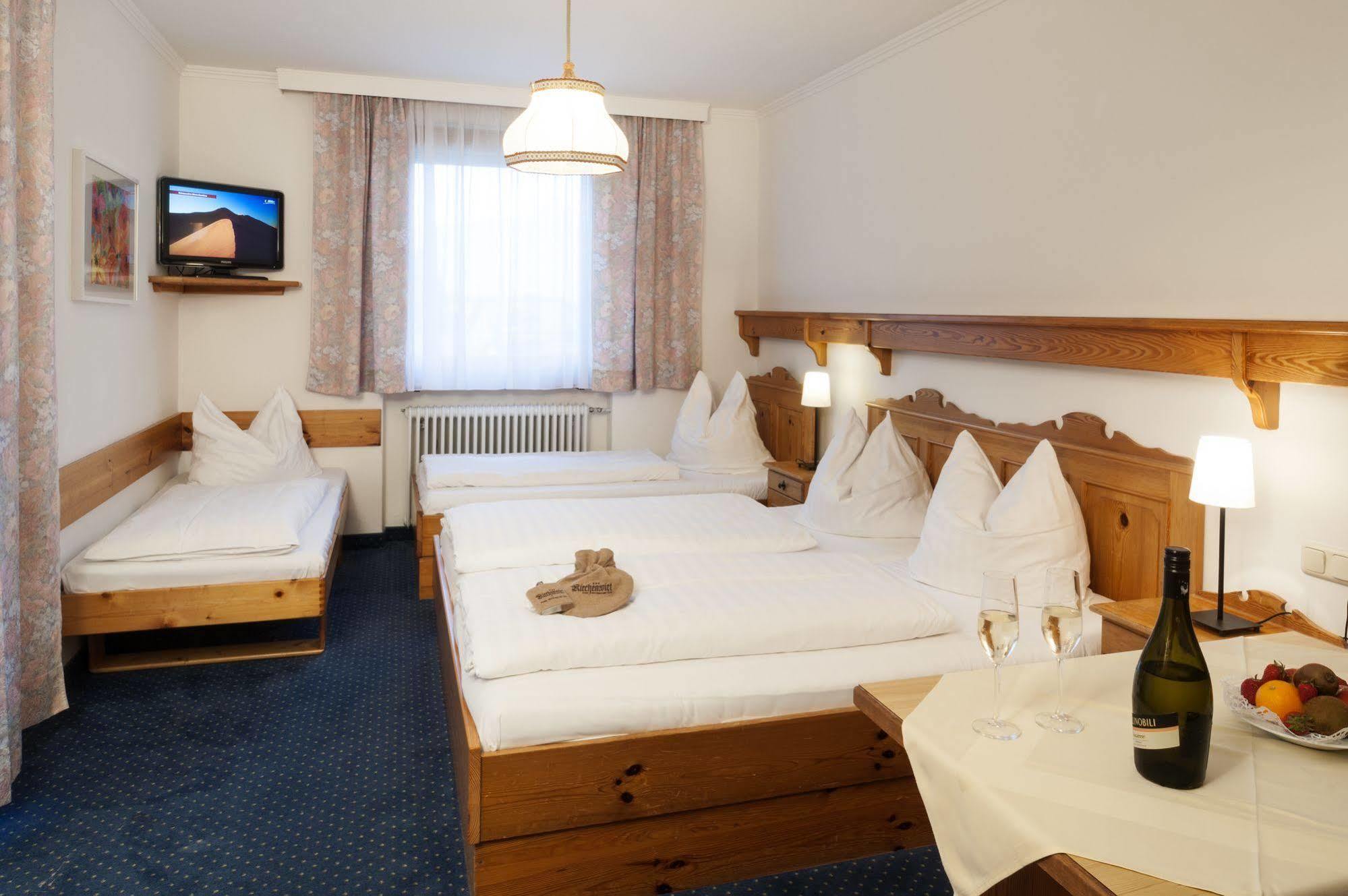 Hotel Gasthof Zum Kirchenwirt プフ・バイ・ハライン エクステリア 写真