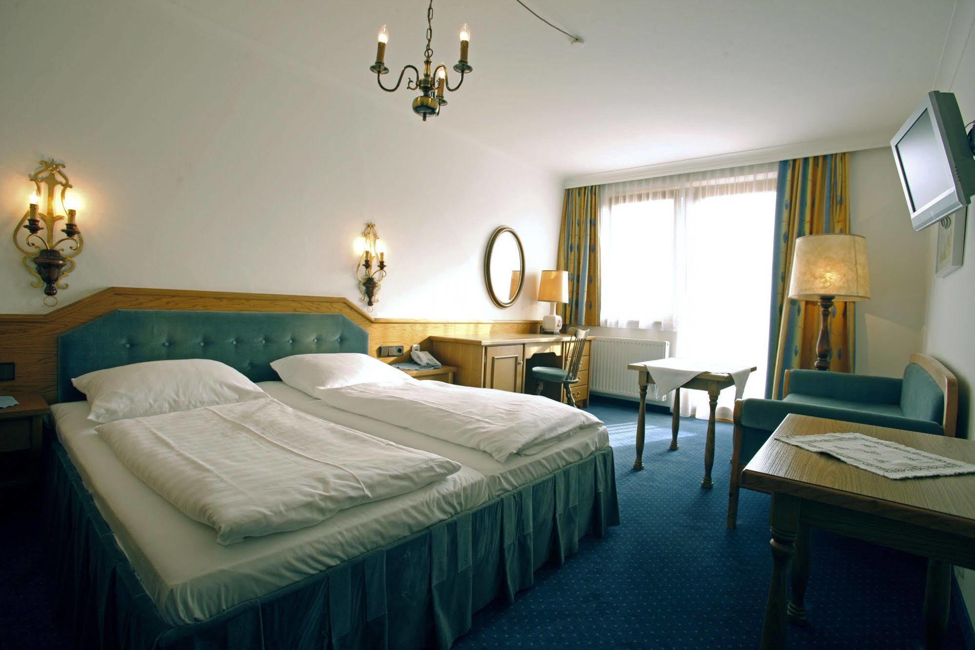 Hotel Gasthof Zum Kirchenwirt プフ・バイ・ハライン エクステリア 写真
