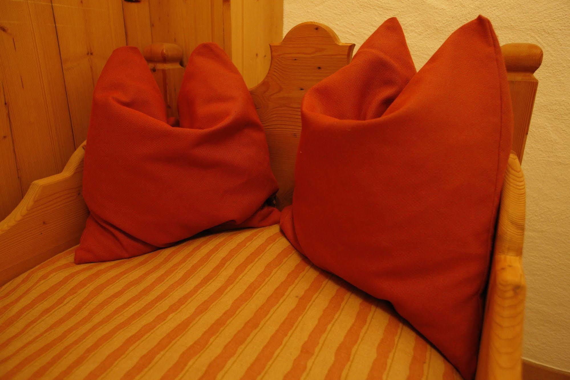 Hotel Gasthof Zum Kirchenwirt プフ・バイ・ハライン エクステリア 写真